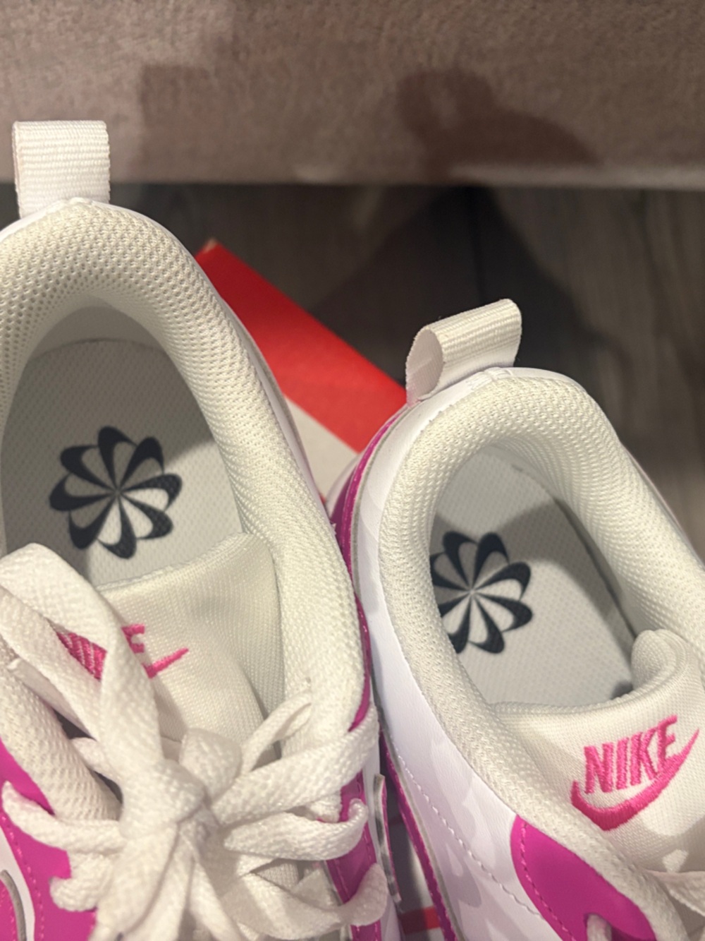BNWT Nike fuchsia pink dunks - Picture 4 of 5